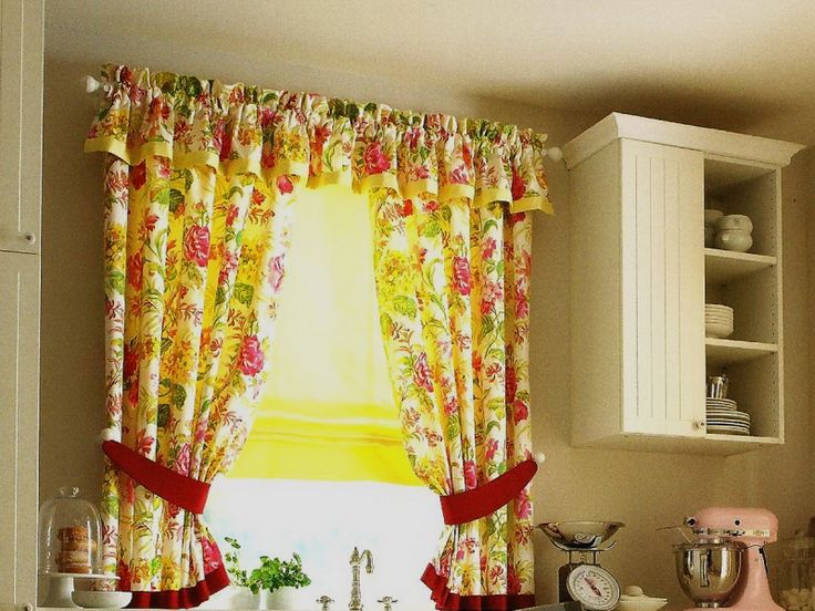 Короткие шторы до подоконника в спальню: 8 советов профессионала
