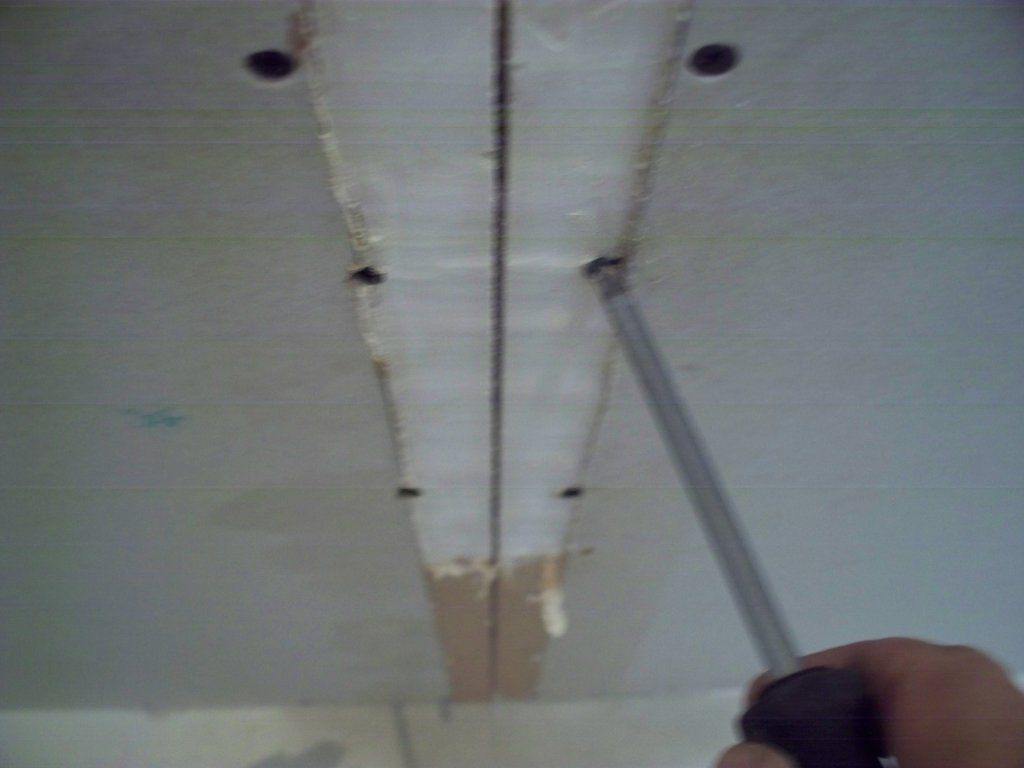 Учимся заделывать швы на потолке из гипсокартона