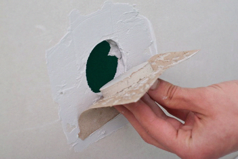 Чем заделать дыру в стене: 4 способа и инструкция с видео