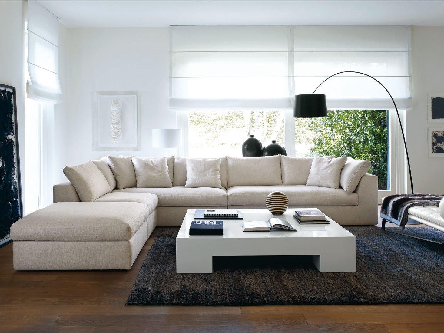 Белый диван в интерьере в гостиной фото
