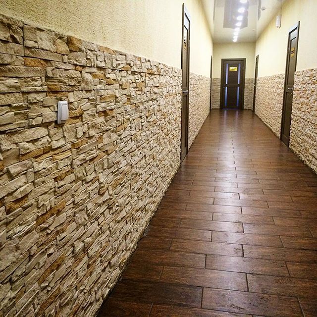 Декоративные кирпичики на стену в коридоре и прихожей: отделка под кладку, имитация
 - 26 фото