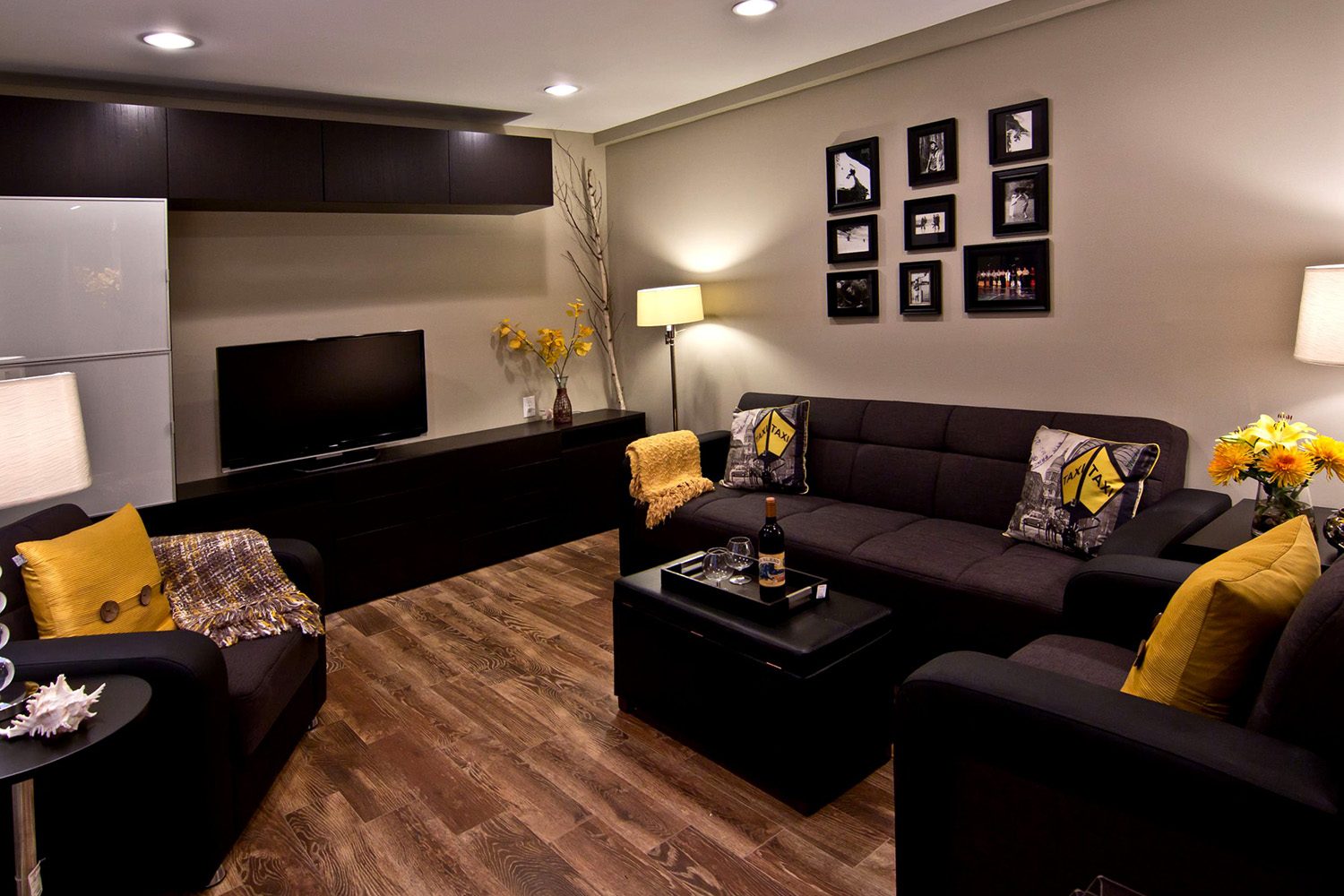 Коричневый диван, особенности сочетания с разными стилями