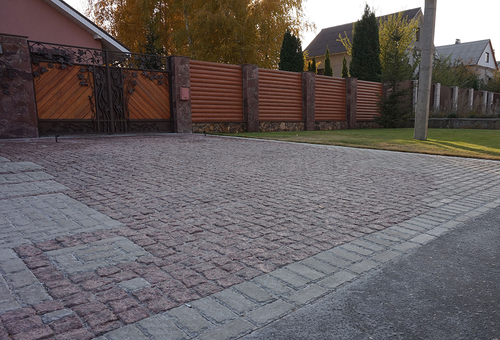 Дизайн тротуарной плитки: брусчатка двора частного дома - 29 фото