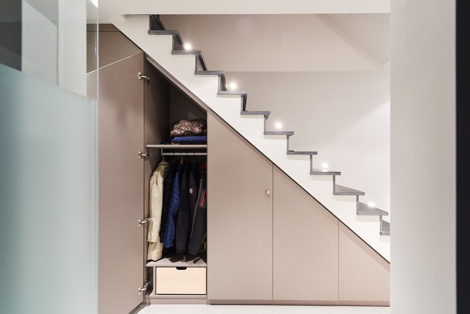 Встроенный шкаф купе под лестницей своими руками : как сделать в доме правильно - идеи +фото и видео