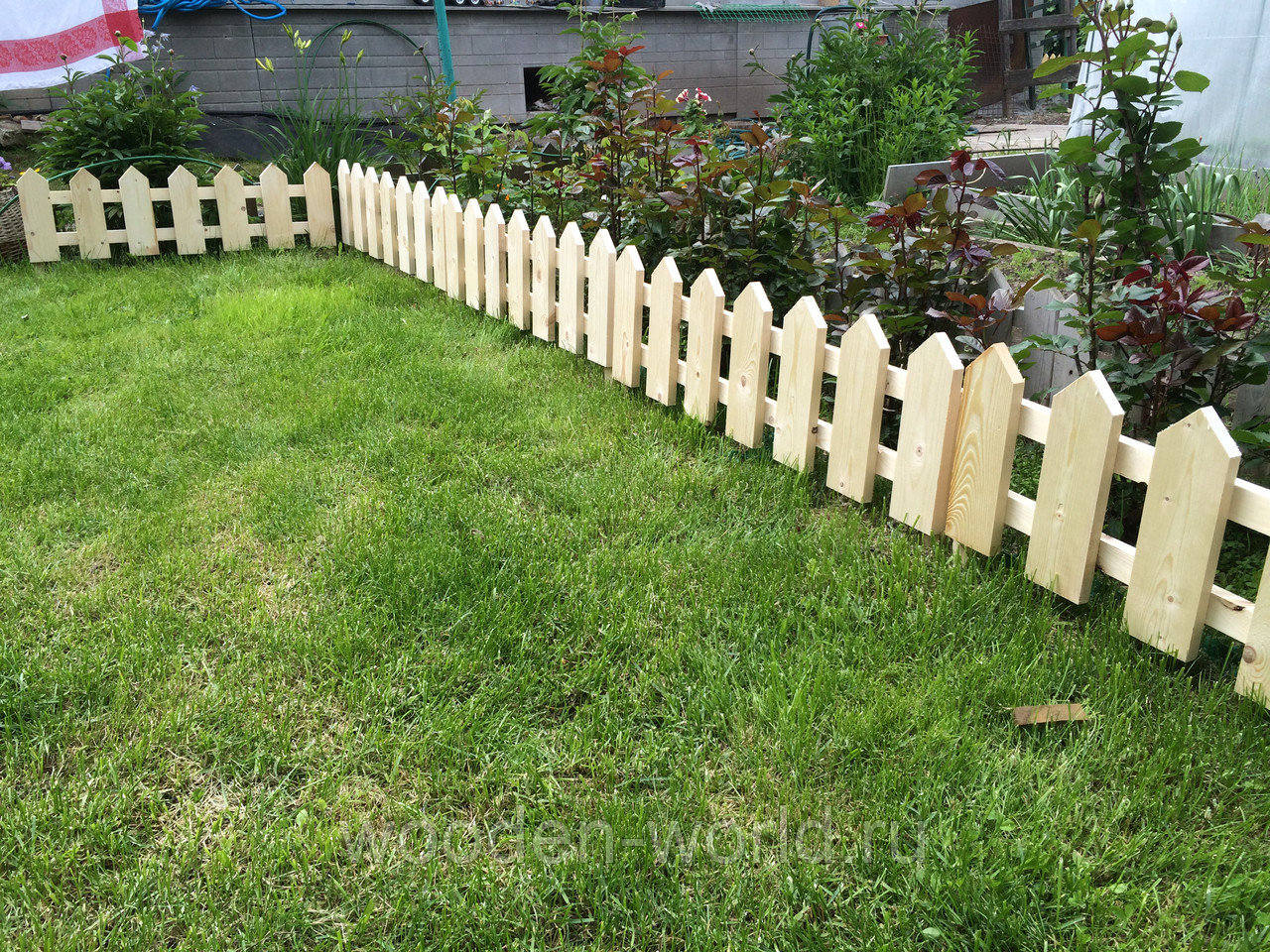 Декоративный забор для дачи и сада — какие бывают, как устанавливается и что нужно для постройки своими руками