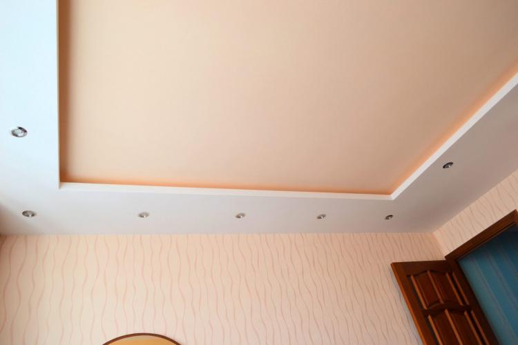 Какой потолок лучше — натяжной или из гипсокартона?