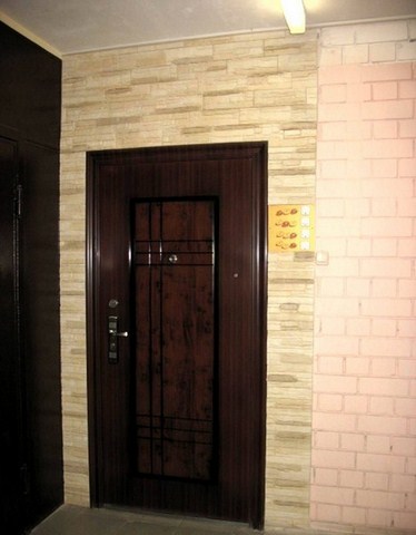 Отделка дверей декоративным камнем своими руками: внутренняя и наружная облицовка входных проемов и откосов вокруг них в квартире, фото вариантов работ