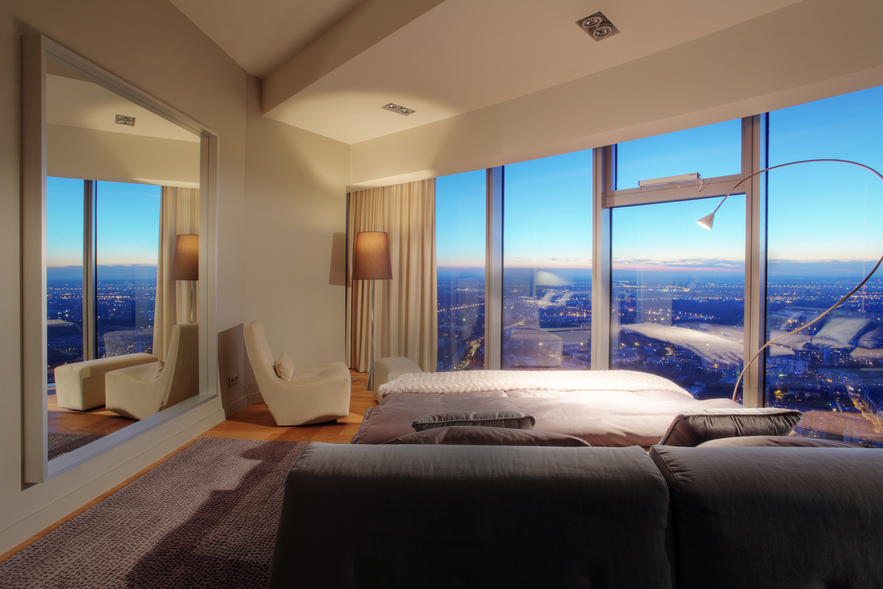 Интерьер с панорамными окнами: в гостиной, спальне, ванной +75 фото