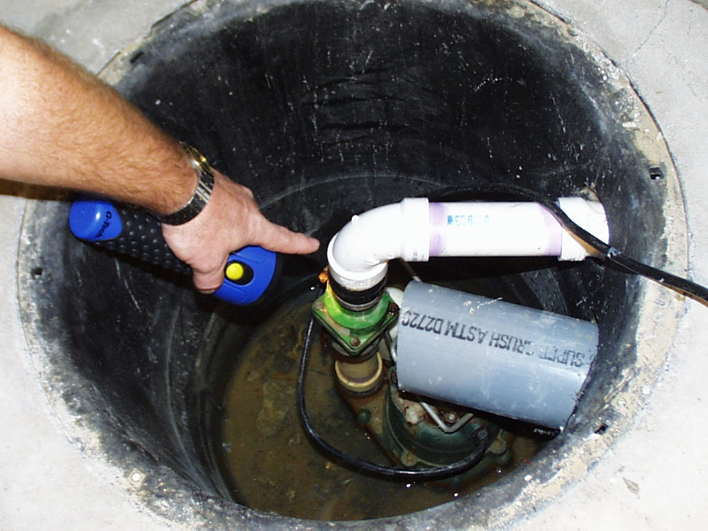 Погружной фекальный насос для откачки канализации в домашних условиях, в частном доме: напорный, вакуумный, перекачивающий и туалетный с измельчителем для принудительной канализации