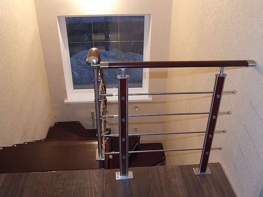 Характеристика комплектующих из нержавейки для лестниц и их установка