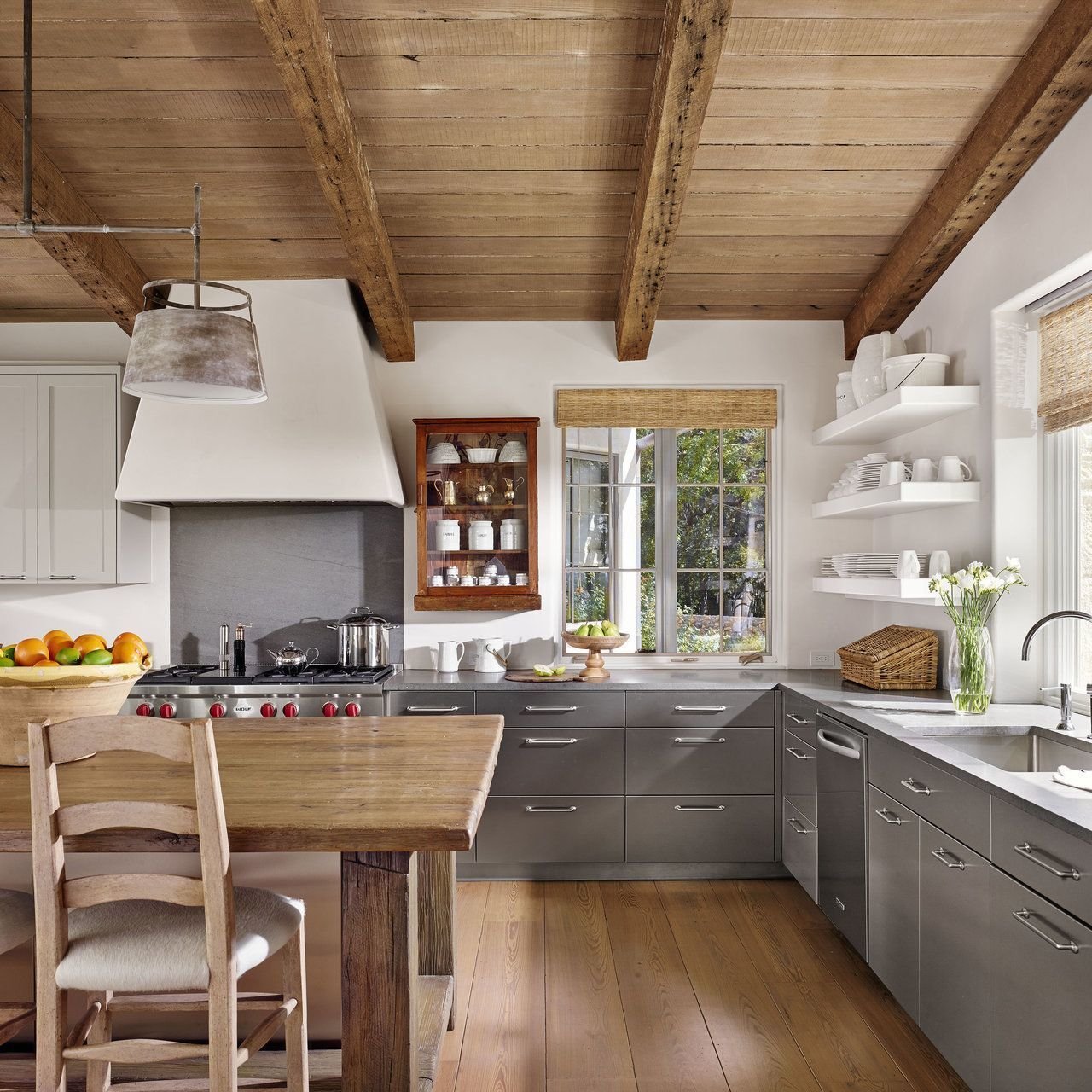 Идеи по созданию интерьера кухни гостиной в деревянном доме: обзор +видео