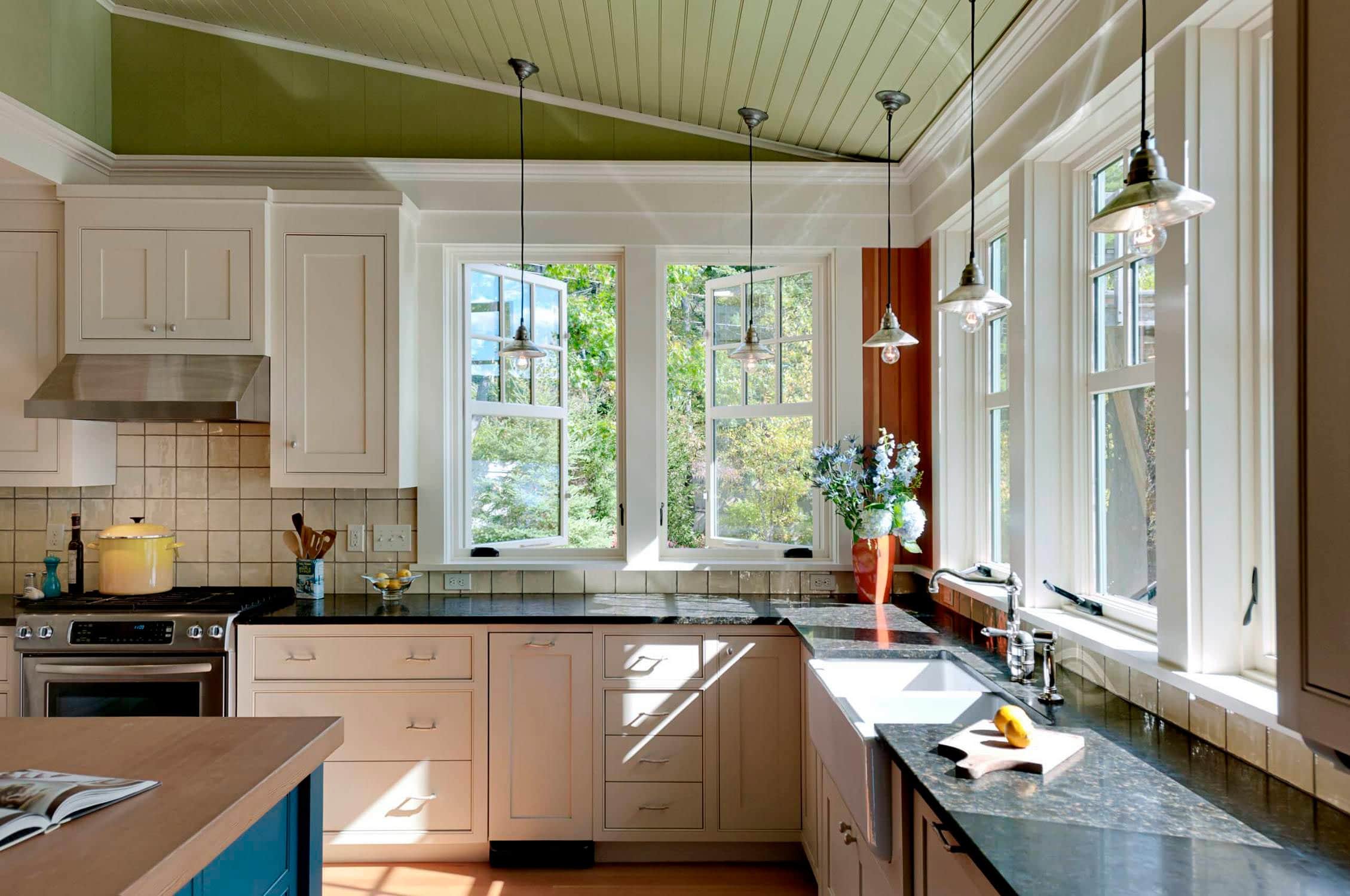 Кухня с большим окном в рабочей зоне в частном доме: интерьер с мойкой и столом под окном, дизайн углового гарнитура
 - 31 фото