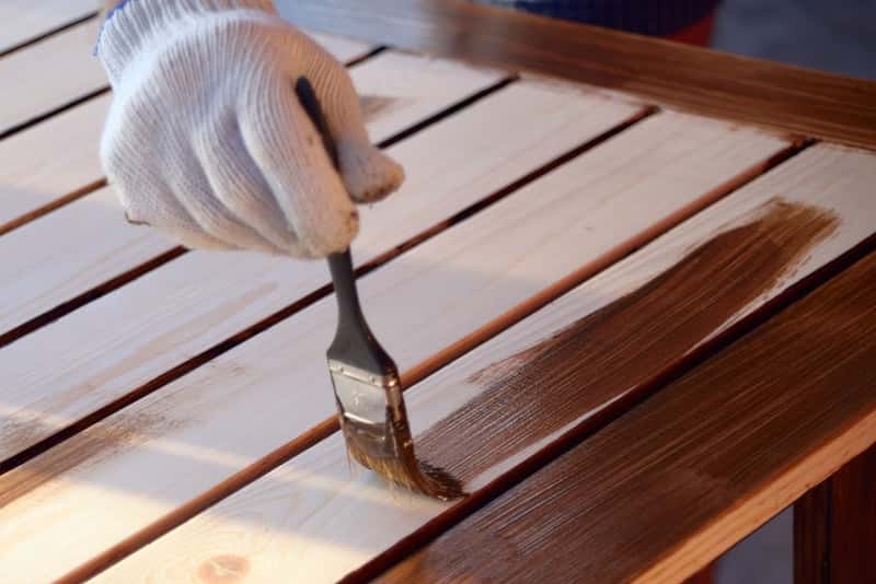 Как покрыть лаком деревянную поверхность: подготовка древесины и нанесение состава