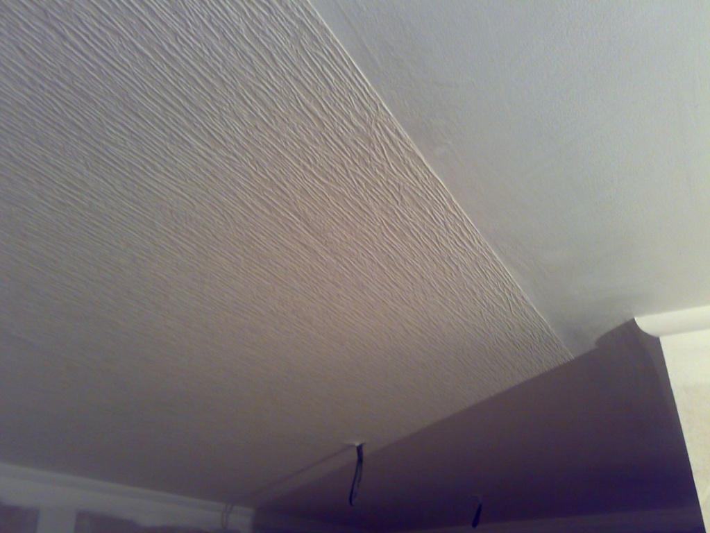 Как правильно клеить виниловые обои на потолок