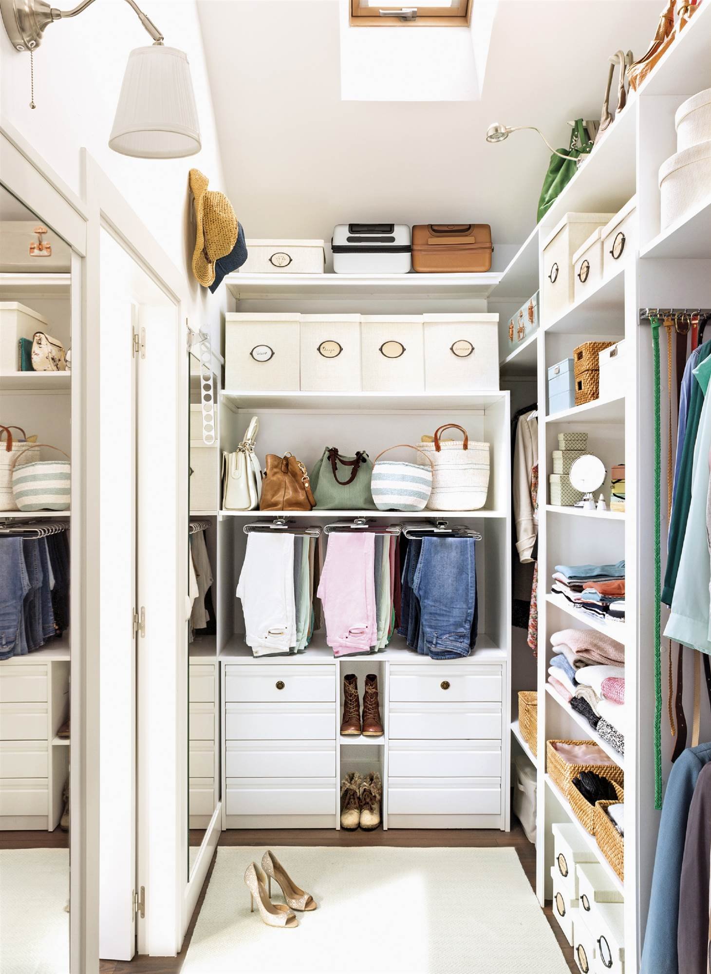 Организовать гардероб. Маленькая гардеробная комната. Маленькая гардеробная. Обустройство гардеробной. Небольшие гардеробные комнаты.