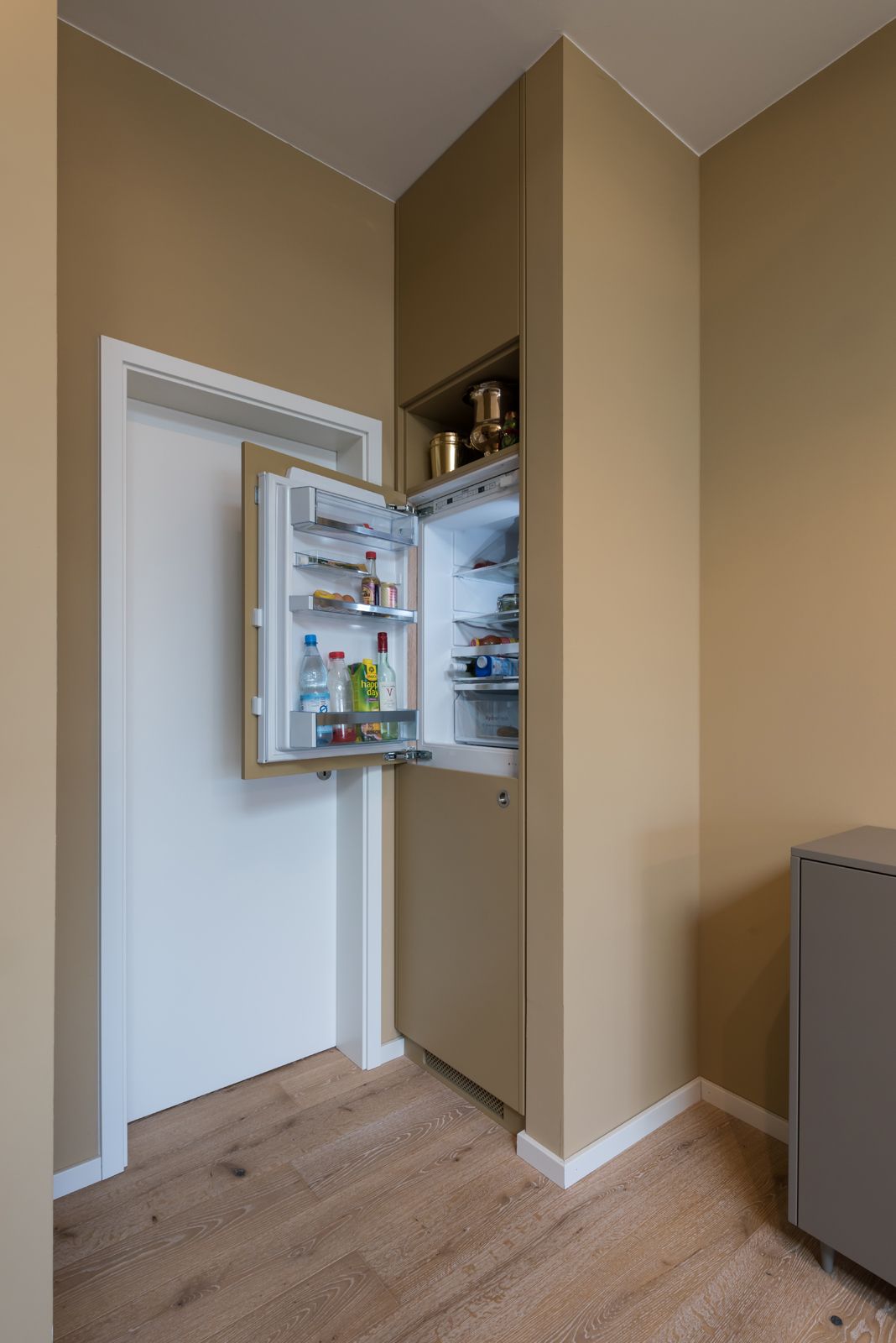 Как спрятать холодильник. как спрятать холодильник в комнате, на кухне, в шкафу. способы как спрятать холодильник на кухне, в комнате, в шкафу, на лоджии, в кладовой комнате.информационный строительный сайт