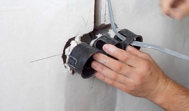 Как закрепить подрозетник в стене