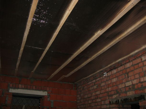 Как правильно подшить доской черновой потолок?