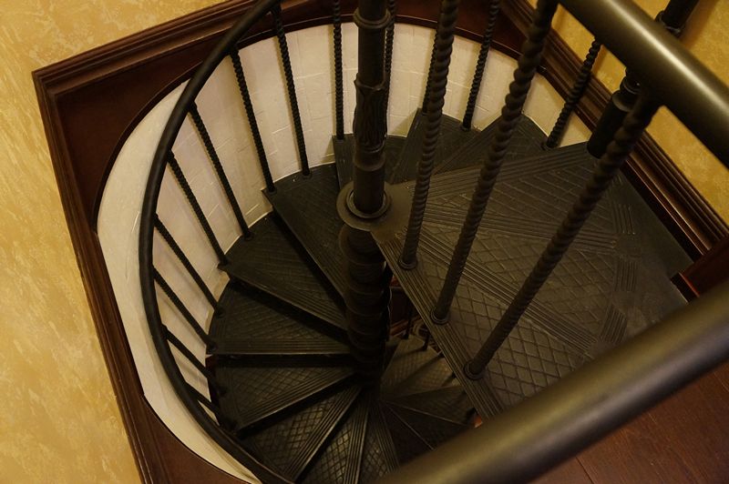 Оригинальная винтовая лестница: 4 вида конструкций