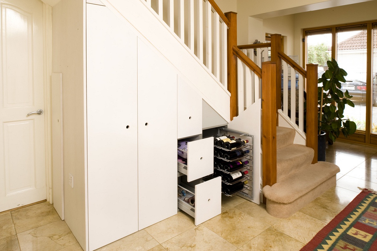 Шкаф под лестницей - устройство и правила выбора | фото