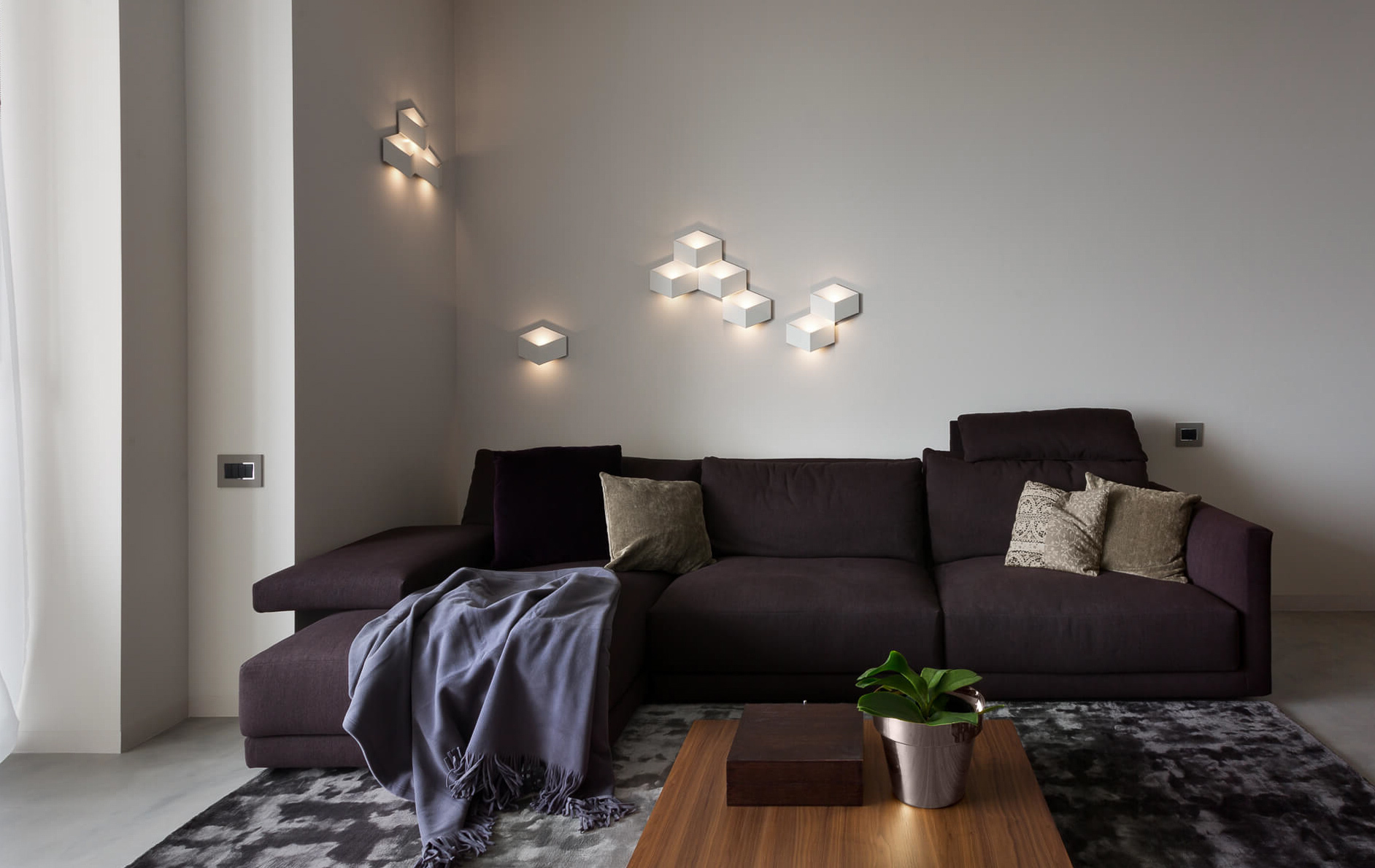 Бирюзовый диван в интерьере: 50 фото, идеи для гостиной, кухни, детской, спальни