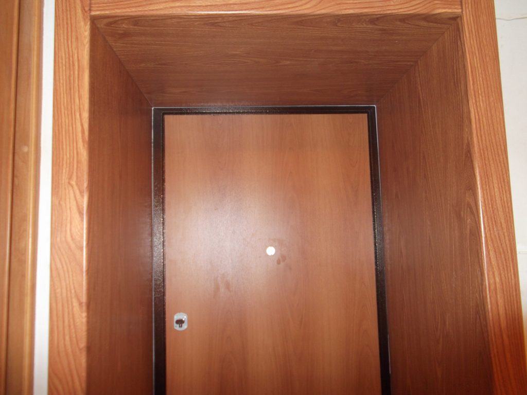 Отделка дверного проема мдф панелями: инструкция по обшивке входной металлической двери, видео, фото