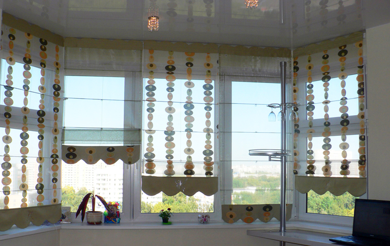 Выбираем красивые шторы для зала с балконом