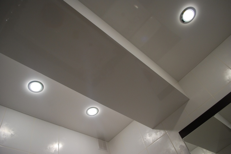 Какие светильники для натяжных потолков светодиодные лучше – обзор вариантов