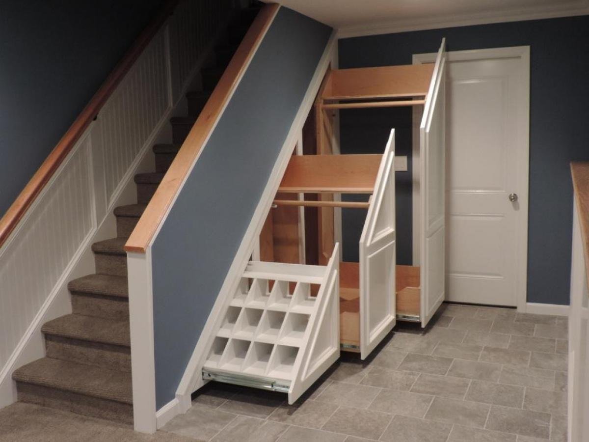 Шкаф под лестницей, плюсы, разновидности и цветовая гамма