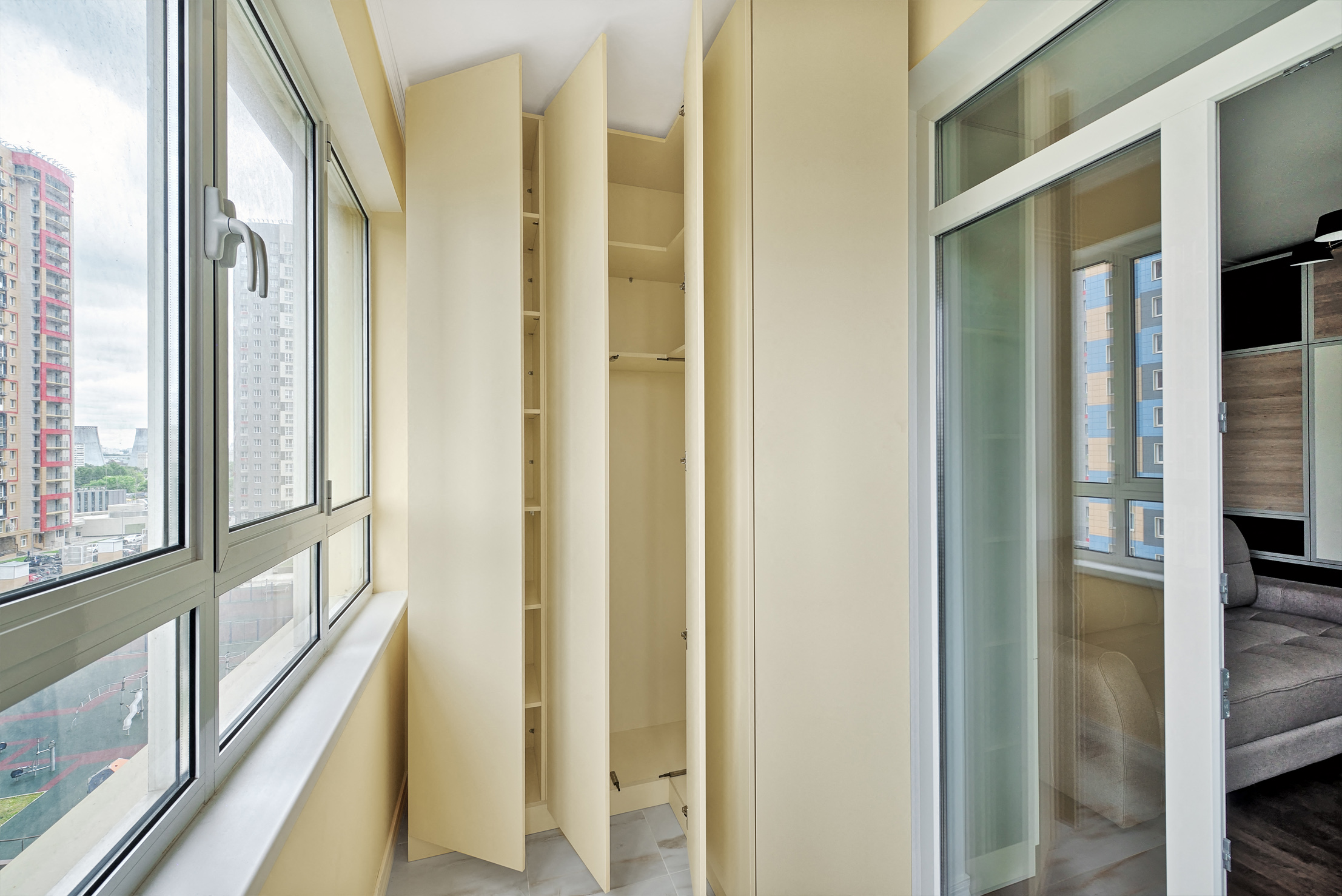 Как сделать шкаф на балконе: варианты конструкций, изготовление