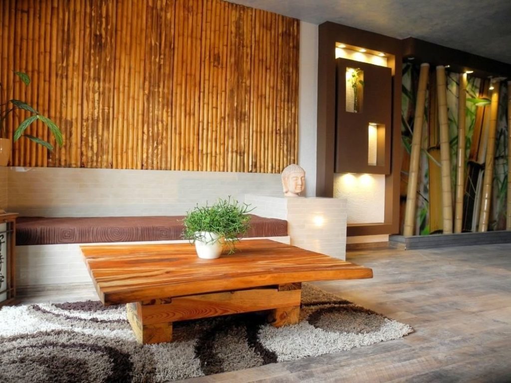 Отделка стен деревом, амбарная доска в интерьере внутри дома в современном стиле и декоративная обшивка гостиной брусками  - 29 фото