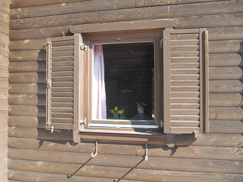 Варианты защиты окон на даче от незаконного проникновения и палящего солнца летом +видео