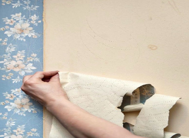 Подготовка стен к поклейке: как снять старые бумажные обои?