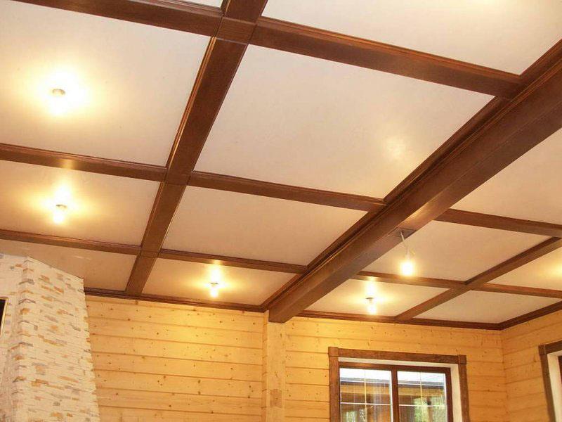 Обшивка гипсокартоном потолка по деревянным балкам